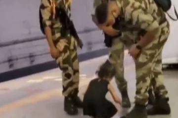 ராணுவ வீரரின் காலில் விழுந்த குட்டி தேவதை! இயத்தை தொட்ட ஒரு நிமிட காட்சி