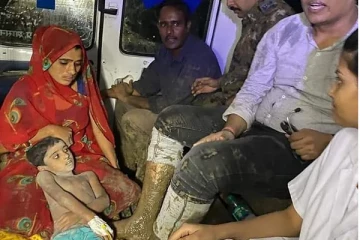 ஆழ்துளை கிணற்றில் விழுந்த சிறுவன்: 8 மணிநேர போராட்டத்திற்கு பிறகு நடந்த அதிசயம்