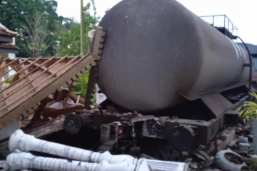 டீசல் கொள்கலன் ரயில் விபத்து- பெருமளவில் வீணாகும் டீசல்!