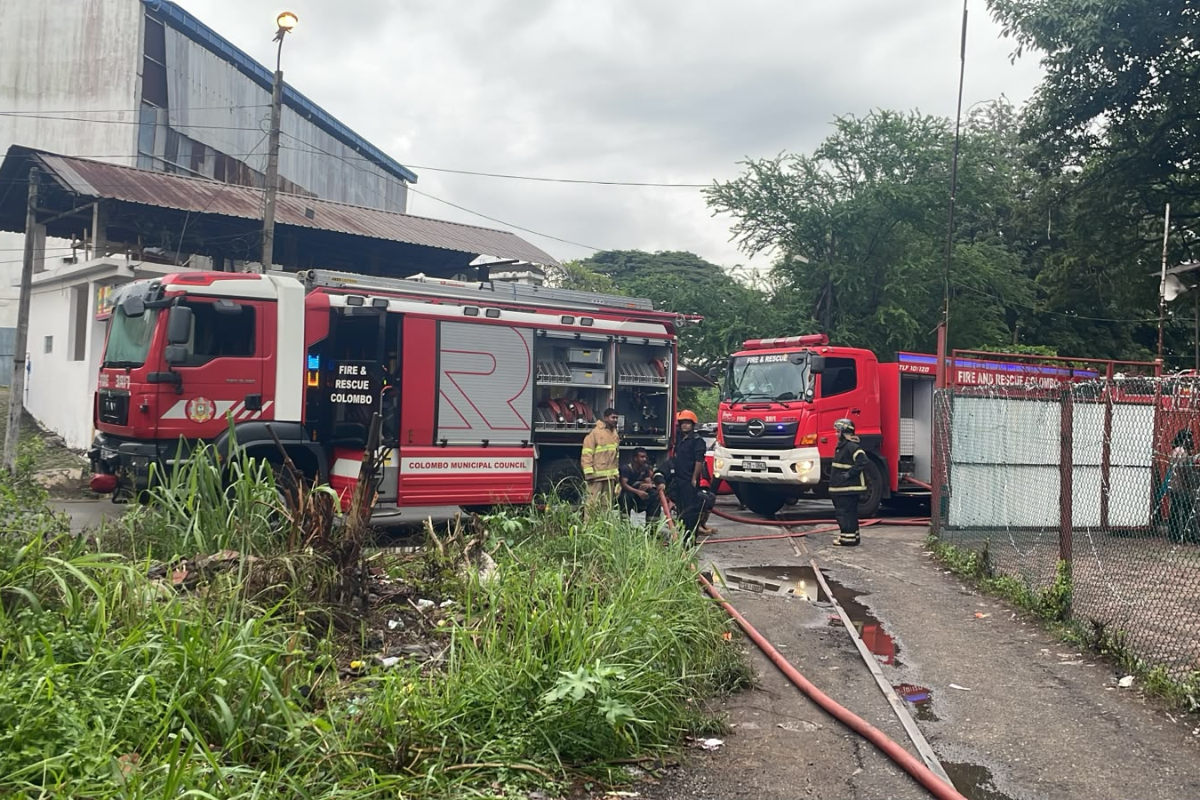 கொழும்பில் சற்று முன்னர் ஏற்பட்ட பயங்கர தீ விபத்து | Fire Accident In Colombo 20 Houses Burned