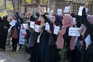 ஆப்கானிஸ்தானில் போராட்டத்தில் குதித்த மாணவிகள்!