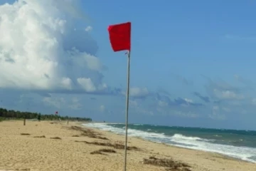 මෙරට මුහුදු තීරයක රතු කොඩි ඔසවයි..හේතුව මෙන්න.