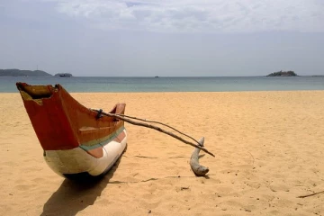 මාස කිහිපයක සිට ත්‍රිකුණාමලය මුහුදේ තිබෙන මෙම යාත්‍රාව කුමක්ද...? (VIDEO) (PHOTO)