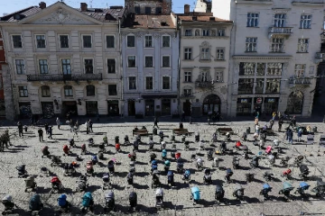 போரில் உயிரிழந்துள்ள 109 குழந்தைகள்: வினோத போராட்டத்தில் உக்ரைன் மக்கள்!