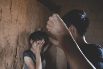 බිරිඳගේ දත් දෙකක් බඩට යවනවායි කී සැමියා දත් හතරක් බඩට යවාගෙන ගෙදර ඇවිත්