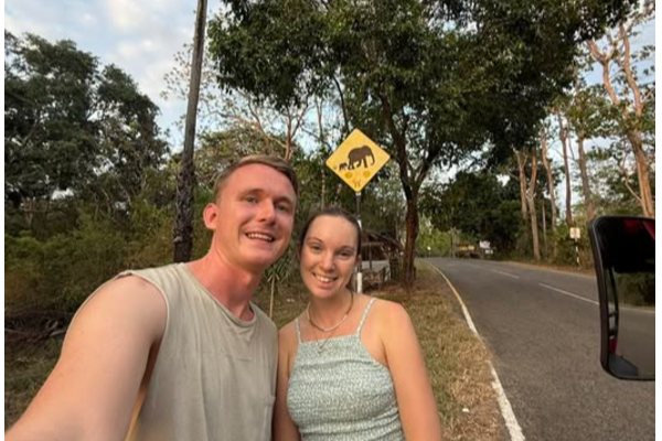 வைரலாகும் வெளிநாட்டு தம்பதியின் புகைப்படம் - பின்னணி இதுதான் | Viral Photo Of Tourist In Sri Lanka