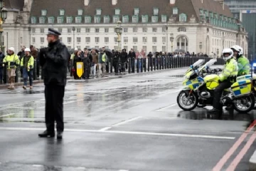 லண்டனில் மர்ம பொதியால் பீதி... மொத்தமாக மூடப்பட்ட நான்கு பாலங்கள்