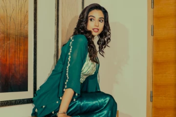 மயக்கும் லுக்கில் நடிகை மீனாட்சி சவுத்ரி.. லேட்டஸ்ட் ஸ்டில்கள்