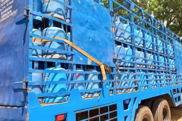 நூற்றுக்கணக்கான வெற்று எரிவாயு கொள்கலன்களுடன் கடத்தப்பட்ட வாகனம் பொலிஸாரால் மீட்பு (Photos)