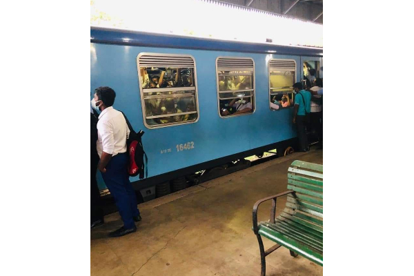 නිසොල්මනේ ඇහැරෙන මීළඟ කොරෝනා පොකුර (PHOTOS) | Covid 19 Update Sri Lanka Spread In Train