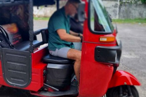 இலங்கை வரும் வெளிநாட்டினருக்கு கடுமையாகும் சட்டம் : பொலிஸாருக்கு பிறப்பிக்கப்பட்ட உத்தரவு | Strict Law For Foreigners Coming To Sri Lanka இலங்கை வரும் வெளிநாட்டினருக்கு கடுமையாகும் சட்டம் : பொலிஸாருக்கு பிறப்பிக்கப்பட்ட உத்தரவு | Strict Law For Foreigners Coming To Sri Lanka