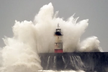 பிரிட்டனை தாக்கிய  சக்திவாய்ந்த புயல் - 150க்கும் மேற்பட்ட விமானங்கள் ரத்து