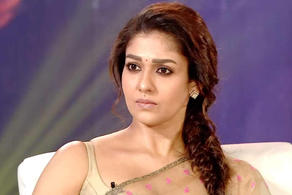 பத்திரிக்கையாளர் காலில் விழுந்த நயன்தாரா!.. பதறிப்போன பிரபலங்கள் | Nayanthara Fall On Cinema Reporter Feet