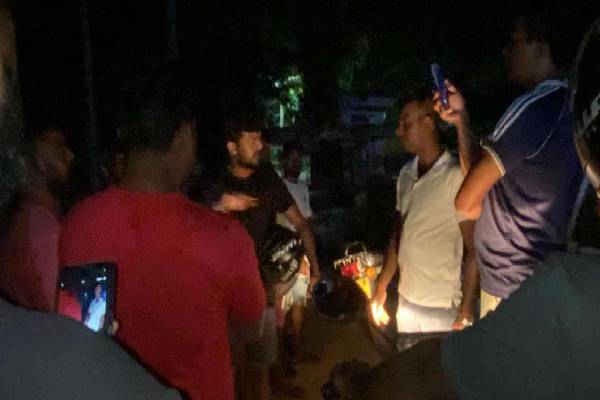 நள்ளிரவில் வீதிச் சோதனையில் விபரீதம் ; பொலிஸார் மற்றும் இளைஞர்கள் இடையே மோதல் | Tragedy Strikes Roadblock Batti Police Clash Youth