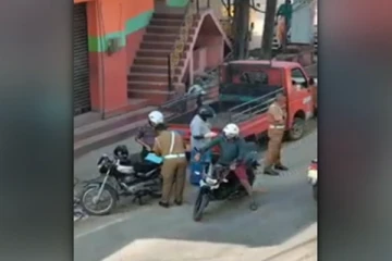 කැමරාවට හසුවූ පොලිසියේ රාළහාමි (VIDEO)