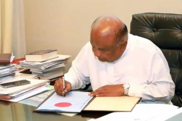 இரண்டு சட்டமூலங்கள் கைச்சாத்து