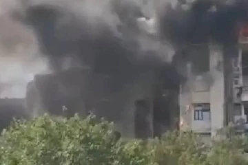 அடுக்குமாடி கட்டடத்தில் தீ விபத்து.., உயிருக்கு பயந்து 7-வது மாடியில் இருந்து குதித்த 3 பேர் உயிரிழப்பு