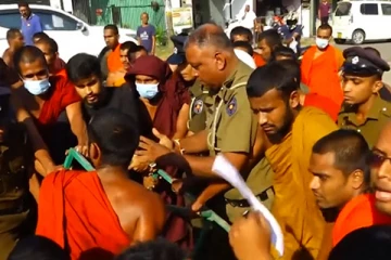 பிக்குகள் ஆர்ப்பாட்டத்தில் பதற்ற நிலை!