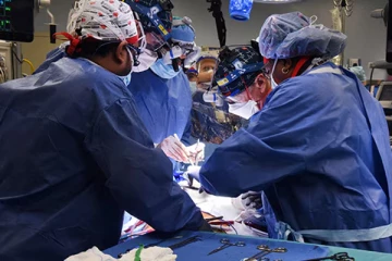 இளைஞரின் வயிற்றில் கத்தி, நகவெட்டிகள், சாவி வளையம் - மிரண்ட மருத்துவர்கள்!