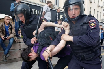 உக்ரைன் போருக்கு எதிராக மேற்கொள்ளப்பட்ட போராட்டத்தில் ஆயிரக்கணக்கானோர் கைது