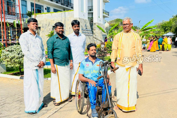 சக்கர நாற்காலி ஊடாக இலங்கை முழுவதும் சுற்றுப்பயணத்தை ஆரம்பிக்கும் இளைஞன் | Man Begins His Journey Across Sl On A Bicycle