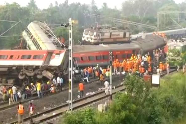 நாட்டையே அதிர வைத்த ஒடிசா ரயில் விபத்து: அதிகாரிகள் மூவருக்கு நேர்ந்த கதி! | Odisha Train Accident Three Officers Arrested