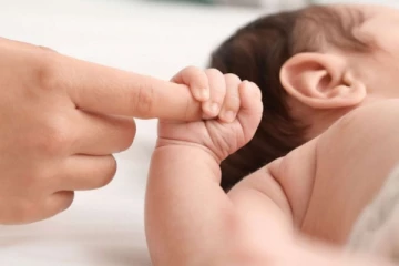 අලුත උපන් දැරිය පිරිමි දරුවෙක් කරලා - මෙරටින් ඇසෙන අමුතු පුවත