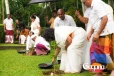 මෙතන සැහැල්ලු ඇඳුමෙන් සිටියා නම් හොඳ නැති ද? වැඩ අල්ලයි (PHOTOS)