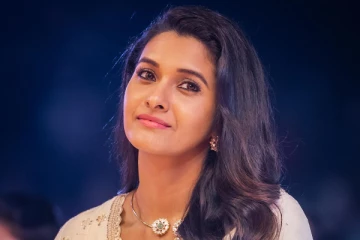 கடற்கரையில் புது வீடு கட்டிய பிரியா பவானி ஷங்கர்.. மொட்டைமாடியில் அழகிய போஸ்