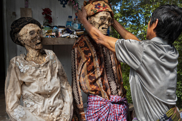 மயிர்கூச்செறிய செய்யும் விநோத திருவிழா! | Strange People Who Celebrate Bodies The Dead