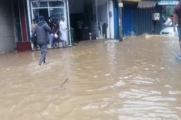 கண்டி நகரில் பெருக்கெடுத்து ஓடும் வெள்ளம்; மக்கள் அவதி