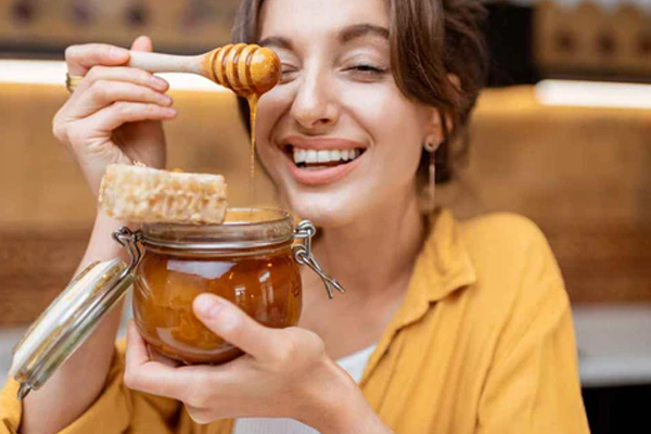 எப்பொழுதும் இளமையாக இருக்க வேண்டுமா? தேன் செய்யும் அற்புதம் | Honey Apply In Your Face Beauty And Glow