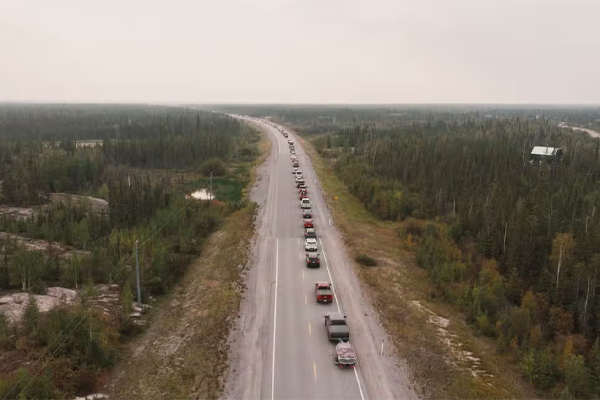 கனடாவில் காட்டுத் தீ பரவலினால் வெளியேற்றப்படும் மக்கள்! | Wildfires In Canada
