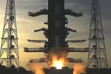 36 செயற்கைக்கோளுடன் விண்ணில் பாய்ந்த எல்.வி.எம் 3 ராக்கெட்!