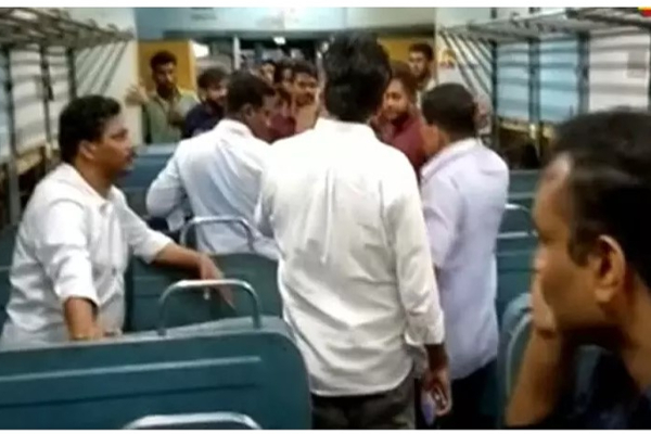 ஓடும் ரயிலில் பயணிகள் மீது தீ வைத்த கொடூரம் - குழந்தை உட்பட 3 பேர் பரிதாப பலி! | Man Sets Passenger On Fire In Kerala Train 3 Dead ஓடும் ரயிலில் பயணிகள் மீது தீ வைத்த கொடூரம் - குழந்தை உட்பட 3 பேர் பரிதாப பலி! | Man Sets Passenger On Fire In Kerala Train 3 Dead