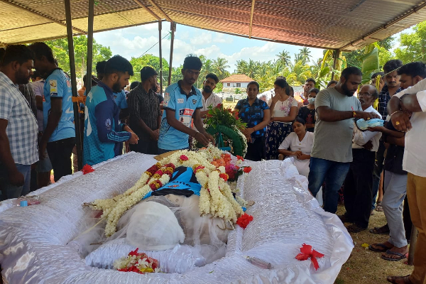 வவுனியாவில் வெட்டி படுகொலை செய்யப்பட்ட சுகந்தனின் இறுதி அஞ்சலி நிகழ்வு! (படங்கள்) | Final Event Of The Young Family In Vavuniya Murder