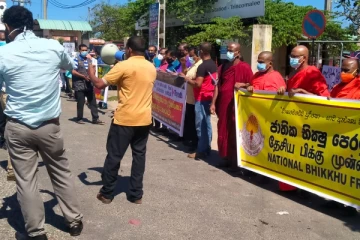 சீனக்குடா ஐ.ஓ.சி நிறுவன வளாகத்தின் வாயில் முற்றுகை- அதிகாரிகள் ஆர்ப்பாட்டக்காரர்களிடையே முறுகல்!