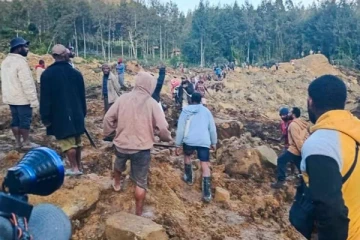 வெளிநாடொன்றில் ஏற்பட்ட பாரிய மண்சரிவு : நூற்றுக்கும் மேற்பட்டோர் பலி