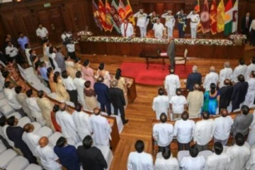විශේෂ කැබිනට් රැස්වීමේ දී ඉල්ලා අස්වීමේ පත්රිකාවකට අත්සන් නොකළ පිරිස මෙන්න ! අලි ශබ්රිත් ඇමතිධුරයට “ආයුබෝවන්” කීවේ මෙහෙමයි...