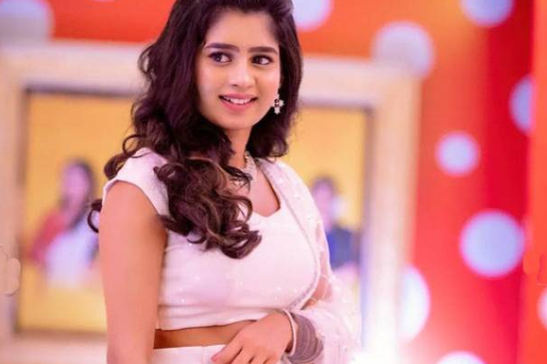 பிக்பாஸ் பிரபலம் இலங்கைப் பெண் ஜனனிக்கு என்ன ஆச்சு: அதிர்ச்சியடைந்த ரசிகர்கள்! | What Happened To Sri Lankan Girl Janany Face Bb6
