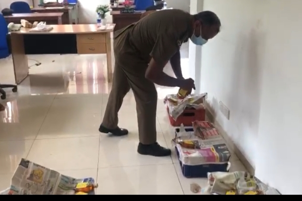 රටබීම හලක කසිප්පු පිරවු කාලේ බෝතල් තොගයක් .... (PHOTO) | Srilanka Exercise