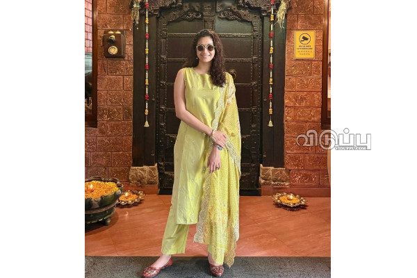 ஒரு இடம் விடல.. நடிகை கீர்த்தி சுரேஷை பாடாய்ப்படுத்துகிறாரே, பாவம் கணவர்! | Keerthy Suresh Video With Her Dog ஒரு இடம் விடல.. நடிகை கீர்த்தி சுரேஷை பாடாய்ப்படுத்துகிறாரே, பாவம் கணவர்! | Keerthy Suresh Video With Her Dog