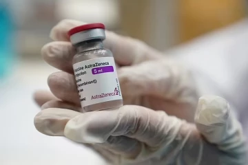 ஆஸ்ட்ராசெனகா தடுப்பூசி பெற்றுக்கொண்ட பெண் இரத்தக்கட்டியால் மரணம்