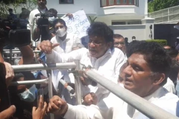 பொலிஸாரின் தடைகளை உடைத்து கொழும்பில் போராட்டத்தில் எதிர்க்கட்சி!