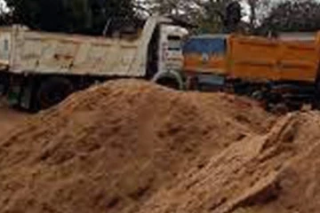 පොලිස් නිලධාරීන්ගේ ඇඟට කපා, පලායාමට ගිය ටිපර් රථයට වෙඩිතබා අල්ලයි..