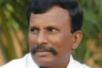 பணப்பட்டுவாடா செய்த அதிமுக நிர்வாகி - கையும் களவுமாக பிடித்த போலீசார்!