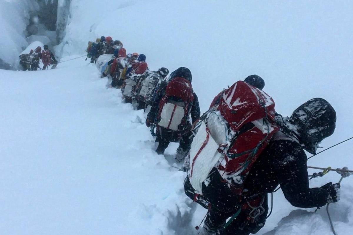 மலையேற வரும் பயணிகளுக்கு உயிர் பயத்தை காட்டி ரூ.185 கோடி மோசடி | 185 Cr Fake Rescue Insurance Scam In Everest