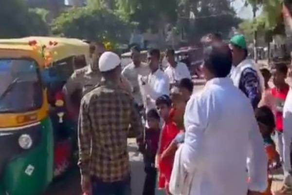 ஒரு ஆட்டோவில் இத்தனை பேர் பயணமா? ஆடிப்போன போக்குவரத்து அதிகாரிகள்; வைரல் வீடியோ! | Up Police Stunned Away After 27 Passengers Auto