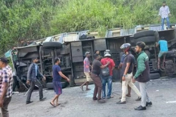 பதுளையில் மாணவர்கள் பேருந்து விபத்து....தொழில்நுட்பக் கோளாறா? கவனக்குறைவாக?