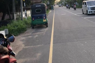 யாழில் நிறைவெறியில் மக்கள் கண்முன்னே இரு பொலிஸ் அதிகாரிகள் செய்த அட்டகாசம்!